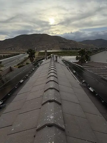 Arrays on both sides of a roof ridge, sealed with mesh