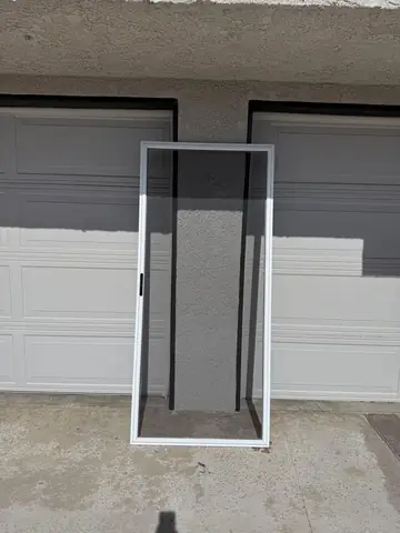 Mosquitero de puerta corrediza con malla nueva, hecho en el lugar